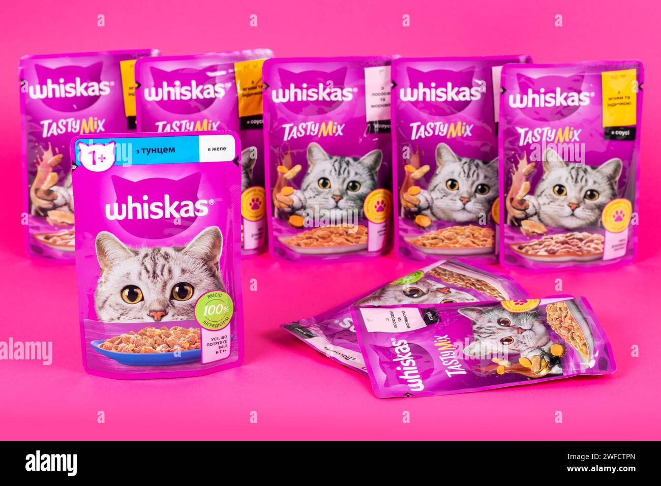 Dnipro, Ucraina - 4 agosto 2023: Pacchetto viola di cibo per gatti con marchio Whiskas. Whiskas è un marchio globale di cibo per gatti prodotto dall'Americ Foto Stock