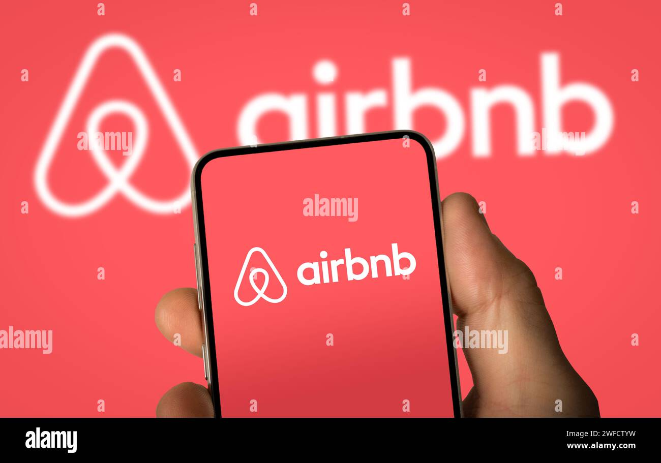 Logo aziendale Airbnb visualizzato sullo smartphone Foto Stock