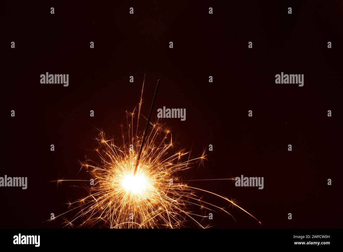 fotografia, bengala, celebrazione, sparkler, spark, orizzontale, luminoso, notte, divertente, nero, Natale, fiamma, decorazione, sfarfallio, fuochi d'artificio, splendente, par Foto Stock