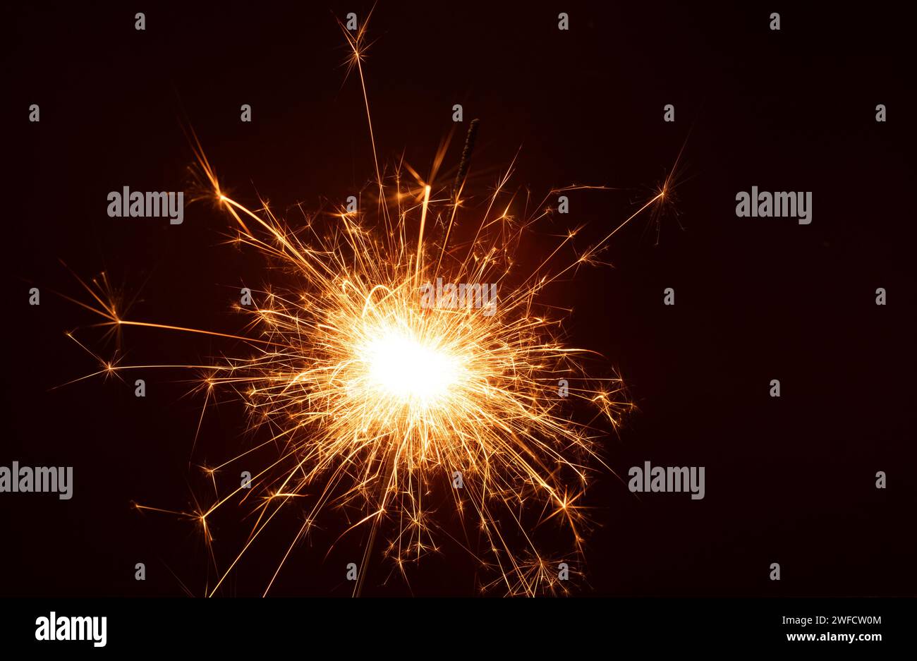 bengala, brillante, allegro, magico, sparkler, scintilla, brillante, notte, divertimento, nero, sfondo, luce, immagine a colori, fotografia, capodanno, astratto, primo piano, Foto Stock
