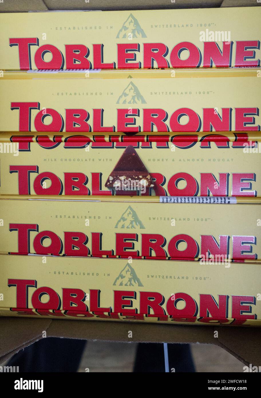 Toblerone Alpine Mountain immagine e marchio sulla confezione del marchio svizzero di cioccolato di proprietà di Mondelez International e prodotto a Berna, Svizzera Foto Stock
