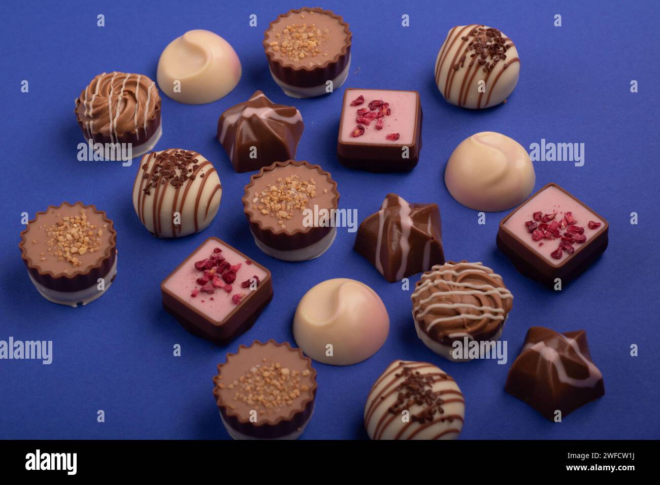 caramelle, tartufo, cioccolato, assortimento, zucchero, cibo, assortimento, bonbon, mangiare malsano, mescolare, lusso, san valentino, buio, latte, snack, sfondo, dolce, Foto Stock