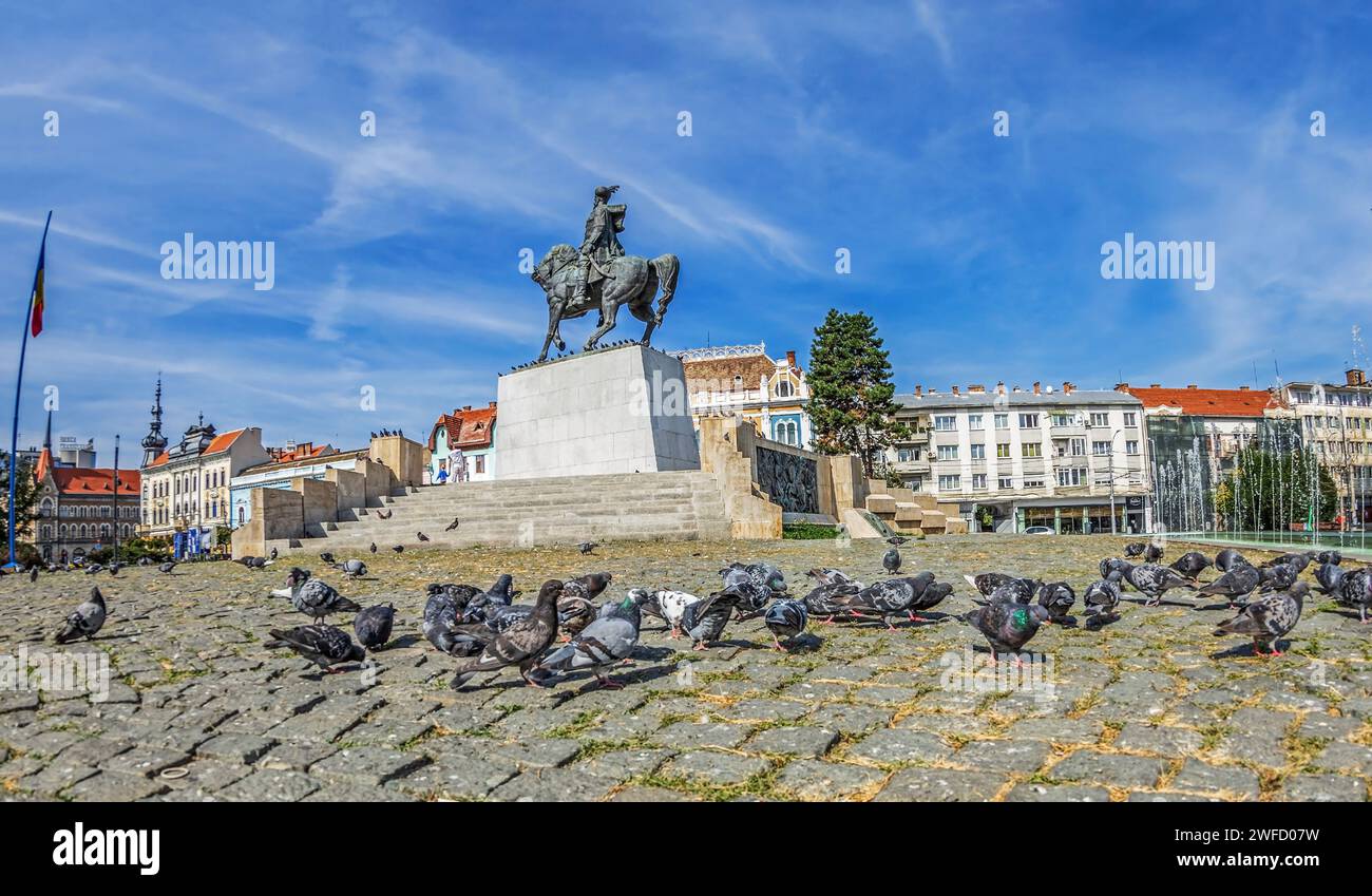 CLUJ-NAPOCA, ROMANIA - 20 SETTEMBRE 2020: Statua di bronzo raffigurante il re Mihai Viteazul (Michele il coraggioso) in piedi sul suo cavallo. Foto Stock