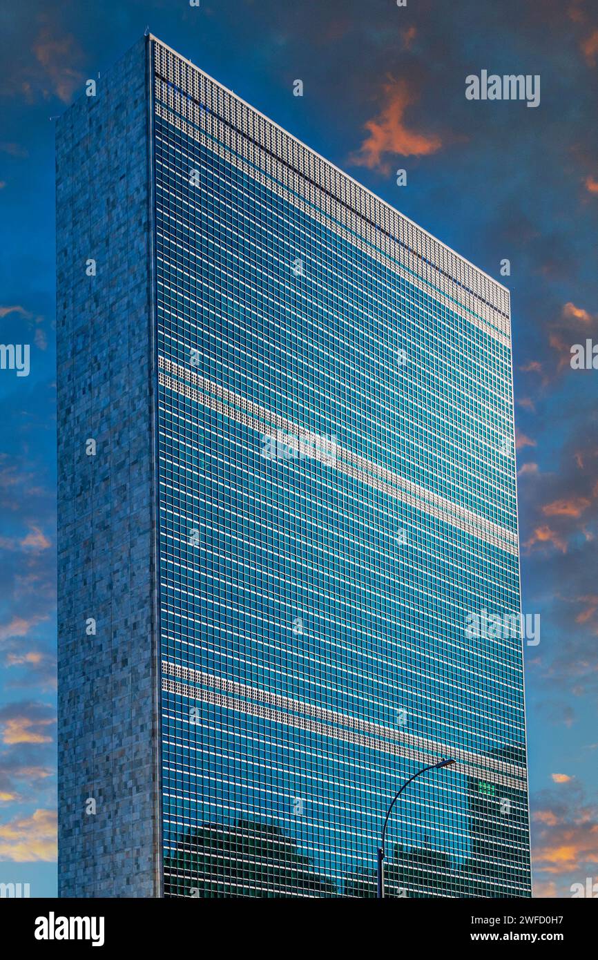 New York, USA - 7 marzo 2020: Il Palazzo del Segretariato delle Nazioni Unite, un grattacielo alto 505 piedi (154 m), sede delle Nazioni Unite. Foto Stock