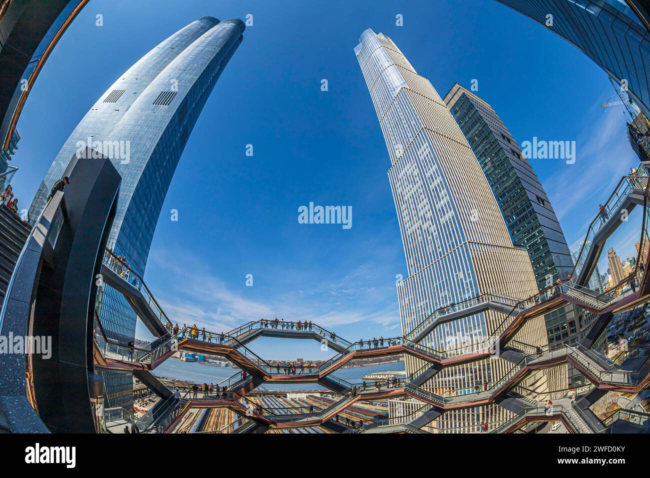 New York, USA - 8 marzo 2020: The Vessel, progetto dell'architetto Thomas Heatherwick, conosciuto anche come Hudson Yards Staircase, a Manhattan. Grattacieli. Foto Stock