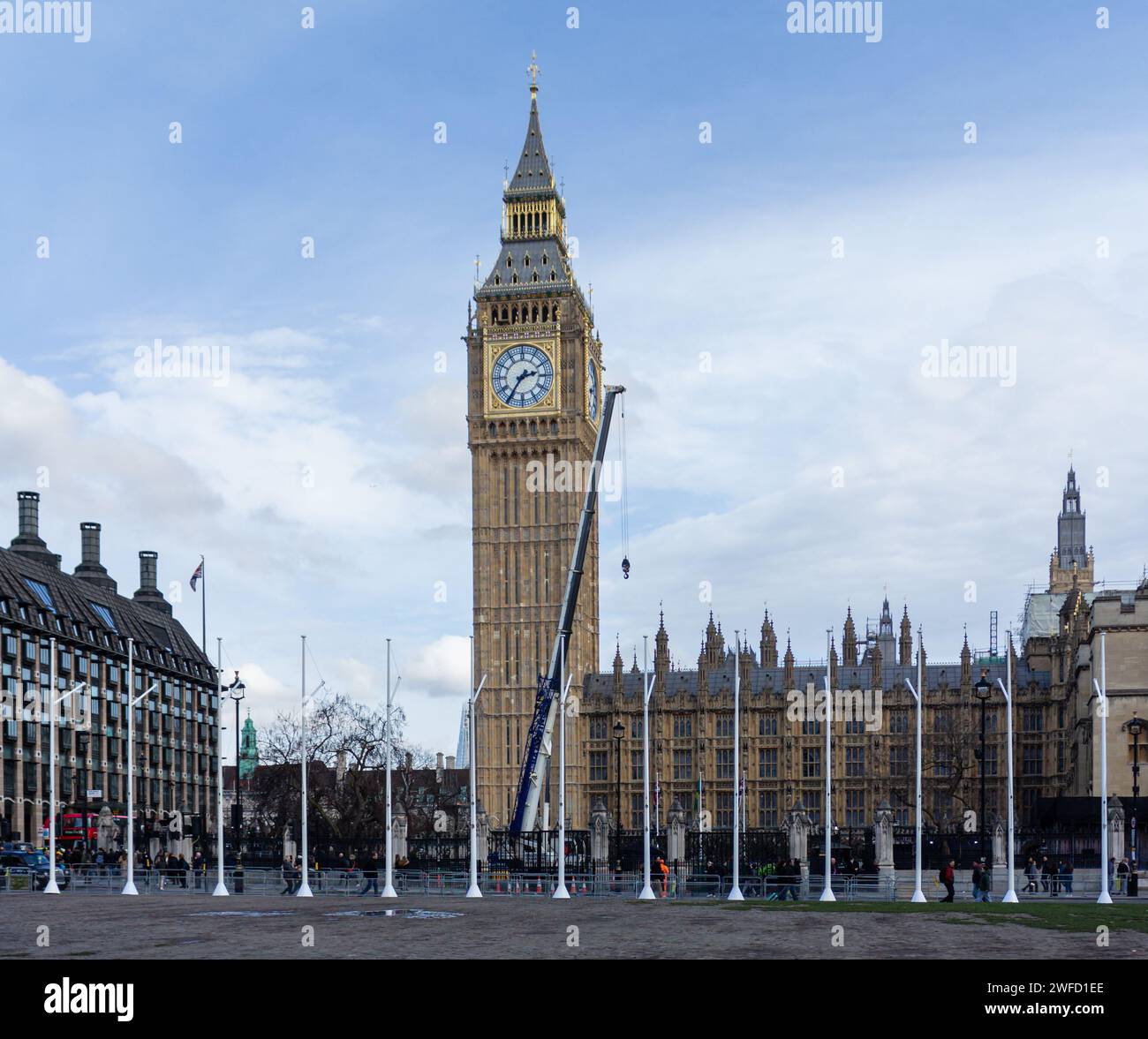 Big Ben ristrutturato a Londra nella primavera del 2023 con una gru di fronte al monumento Foto Stock