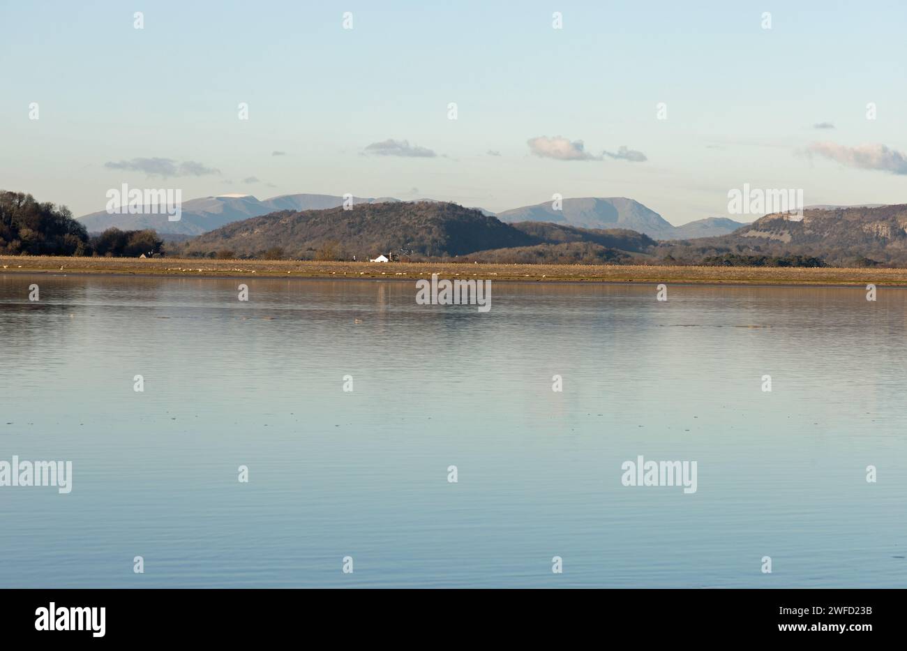 Meathop cadde vista attraverso il fiume Kent da Arnside Westmorland e Furness in Inghilterra Foto Stock