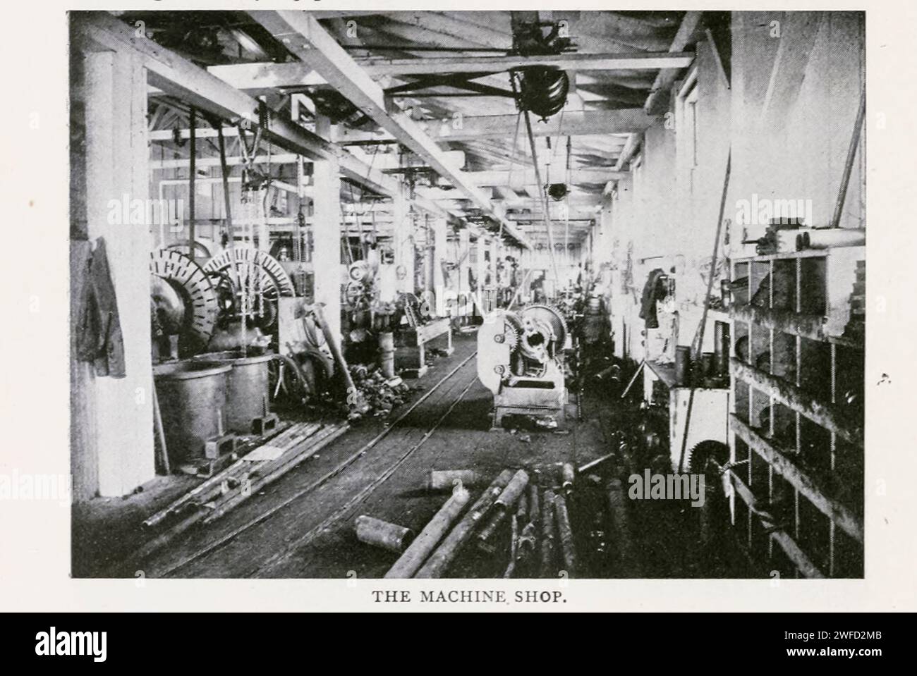 Machine Shop dall'articolo CARATTERISTICO DEI MIMI METALLICI AMERICANI. LA MINIERA DI RAME DI ANACONDA E I SUOI LAVORI, di Titus Ulke. Dalla rivista Engineering Magazine Dedicated to Industrial Progress volume XI ottobre 1897 la Engineering Magazine Co la Anaconda Copper Mining Company, nota come Amalgamated Copper Company dal 1899 al 1915, era una società mineraria americana con sede a Butte, Montana. Fu uno dei più grandi trust dell'inizio del XX secolo e una delle più grandi compagnie minerarie del mondo per gran parte del XX secolo. Foto Stock