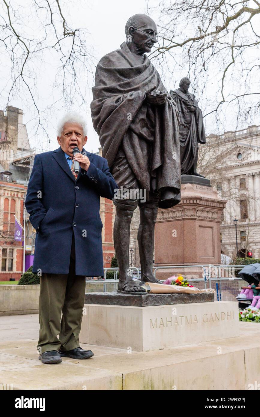 Westminster, Londra, Regno Unito. 30 gennaio 2024. Tributi sono stati pagati al Mahatma Gandhi di fronte alla sua statua in Parliament Square, Westminster, Londra, nell'anniversario della sua morte. Lord Desai, Meghnad Jagdishchandra, fece un discorso e pose una corona. Foto di Amanda Rose/Alamy Live News Foto Stock