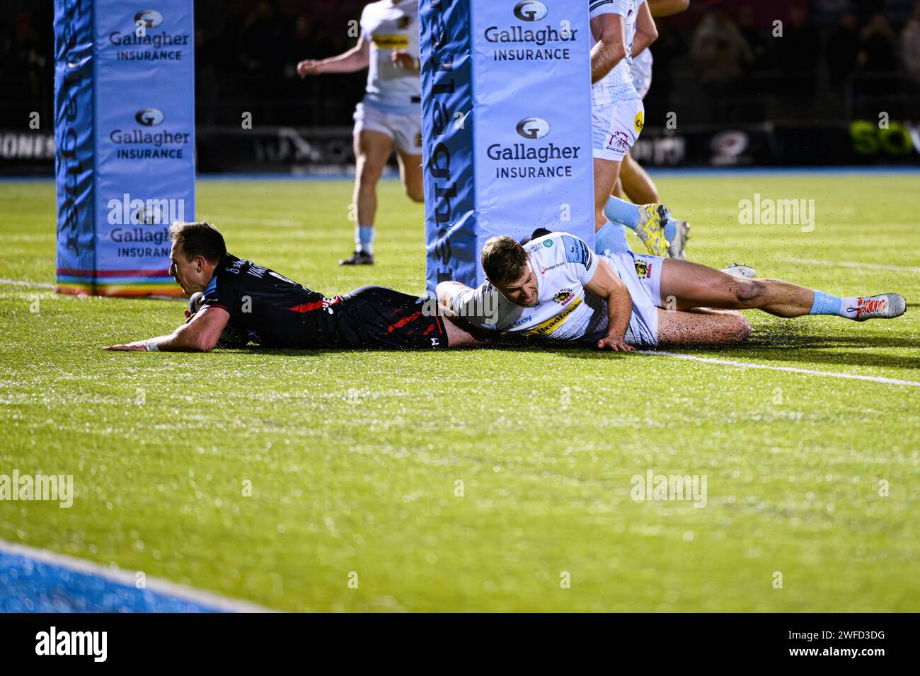 LONDRA, REGNO UNITO. 27 gennaio 2024. Ivan van Zyl di Saracens (sinistra) segna una meta durante Saracens vs Exeter Chiefs Gallagher Premiership Rugby R10 Foto Stock