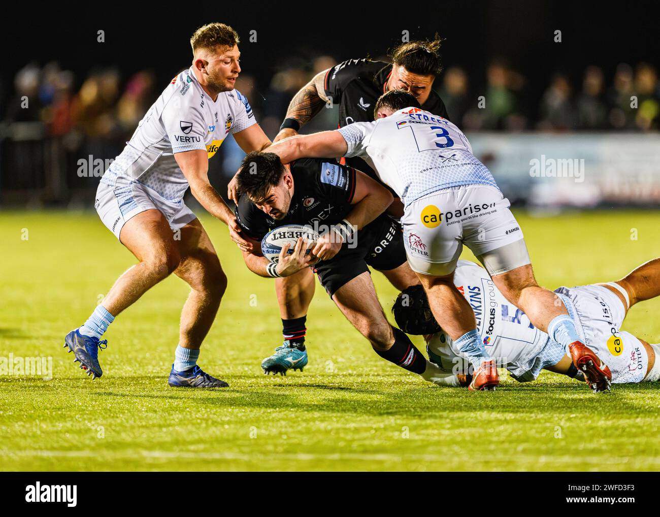 LONDRA, REGNO UNITO. 27 gennaio 2024. Eroni Mawi of Saracens (centro) viene affrontato durante il Saracens vs Exeter Chiefs Gallagher Premiership Rugby R10 at Foto Stock