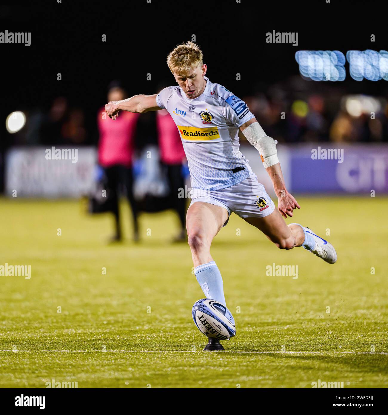LONDRA, REGNO UNITO. 27 gennaio 2024. Josh Hodge degli Exeter Chiefs prende un calcio di conversione durante Saracens vs Exeter Chiefs Gallagher Premiership Rug Foto Stock