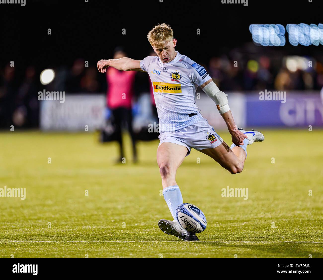 LONDRA, REGNO UNITO. 27 gennaio 2024. Josh Hodge degli Exeter Chiefs prende un calcio di conversione durante Saracens vs Exeter Chiefs Gallagher Premiership Rug Foto Stock