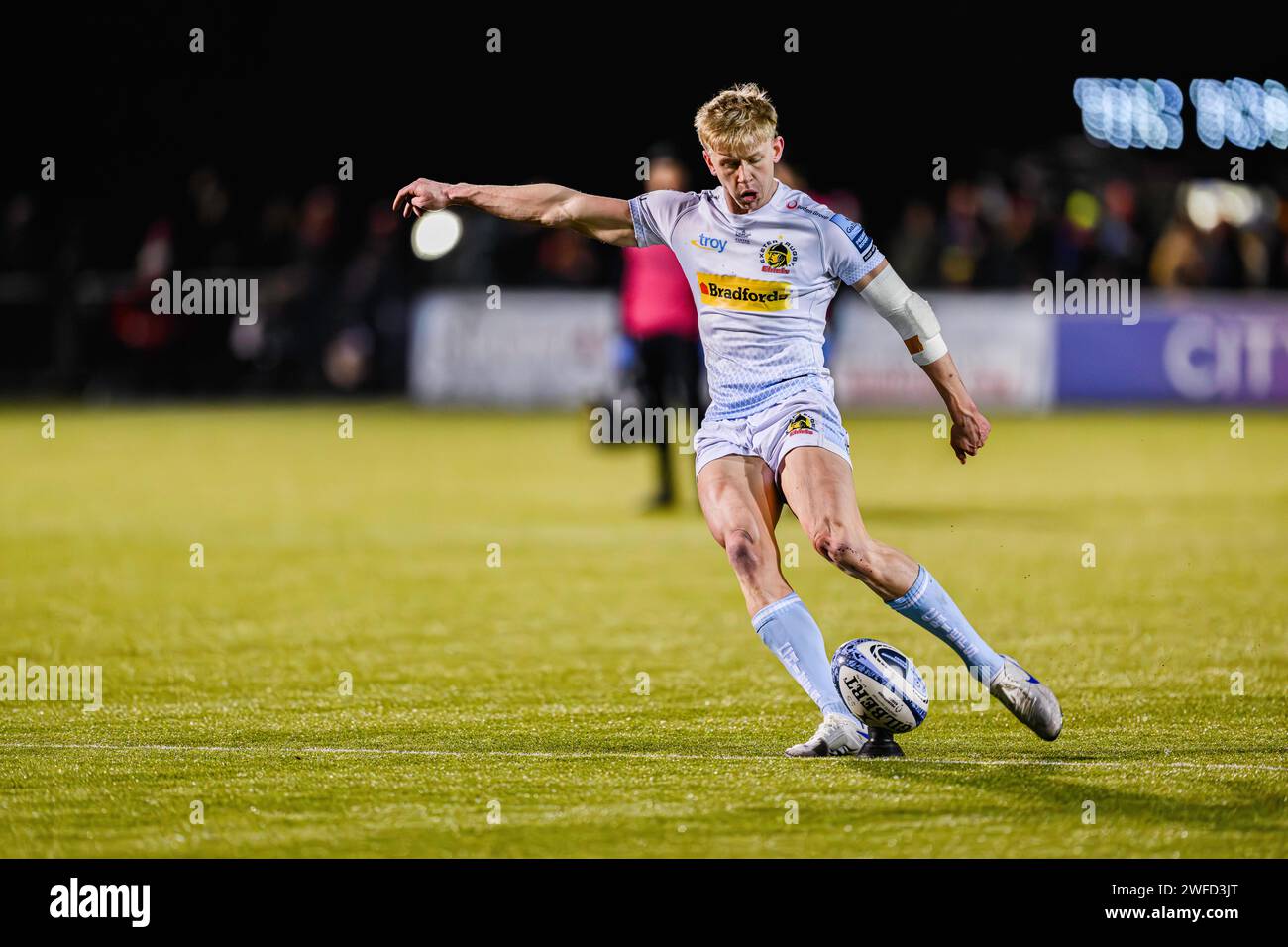 LONDRA, REGNO UNITO. 27 gennaio 2024. Josh Hodge degli Exeter Chiefs prende un calcio di conversione durante Saracens vs Exeter Chiefs Gallagher Premiership Rug Foto Stock