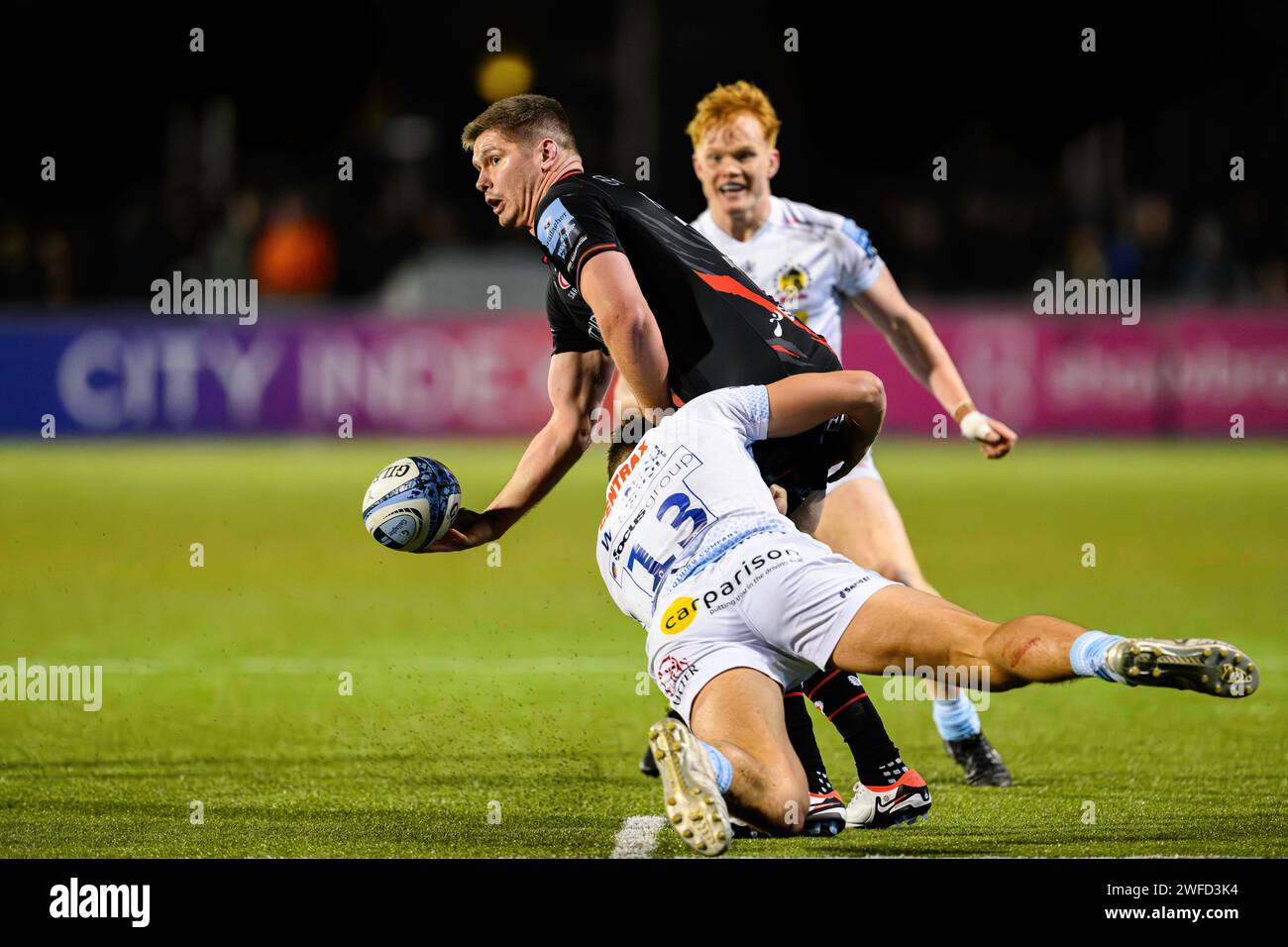 LONDRA, REGNO UNITO. 27 gennaio 2024. Owen Farrell dei Saracens (Capt.) (centro) viene affrontato durante il Saracens vs Exeter Chiefs Gallagher Premiership Ru Foto Stock