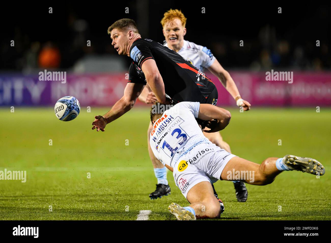 LONDRA, REGNO UNITO. 27 gennaio 2024. Owen Farrell dei Saracens (Capt.) (centro) viene affrontato durante il Saracens vs Exeter Chiefs Gallagher Premiership Ru Foto Stock