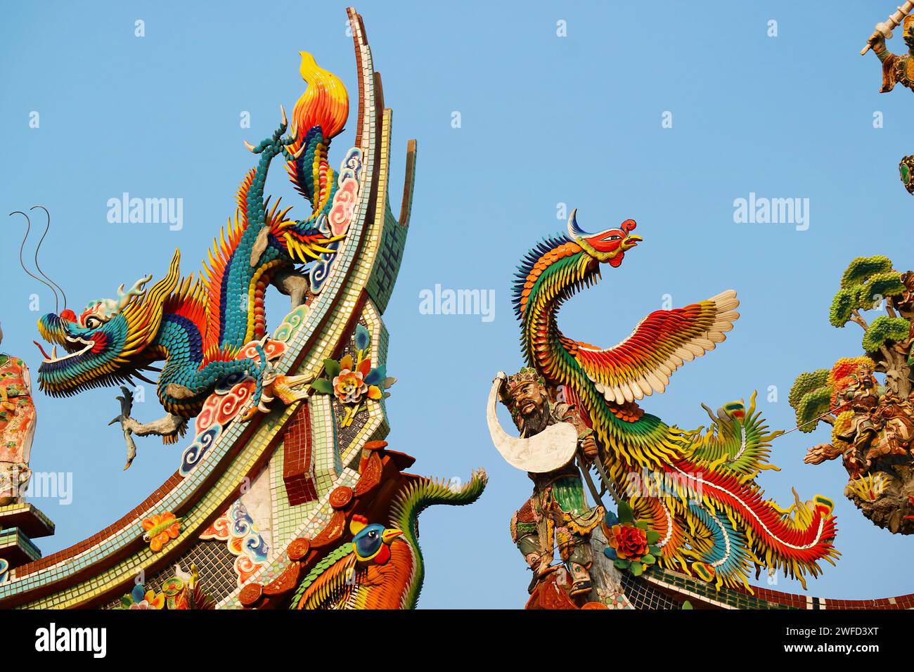 Dettagli fantastici dei tetti ornati del Tempio buddista Cinese di Sian lo Tai Tian Kong nella Provincia di Samut Prakan, Thailandia Foto Stock
