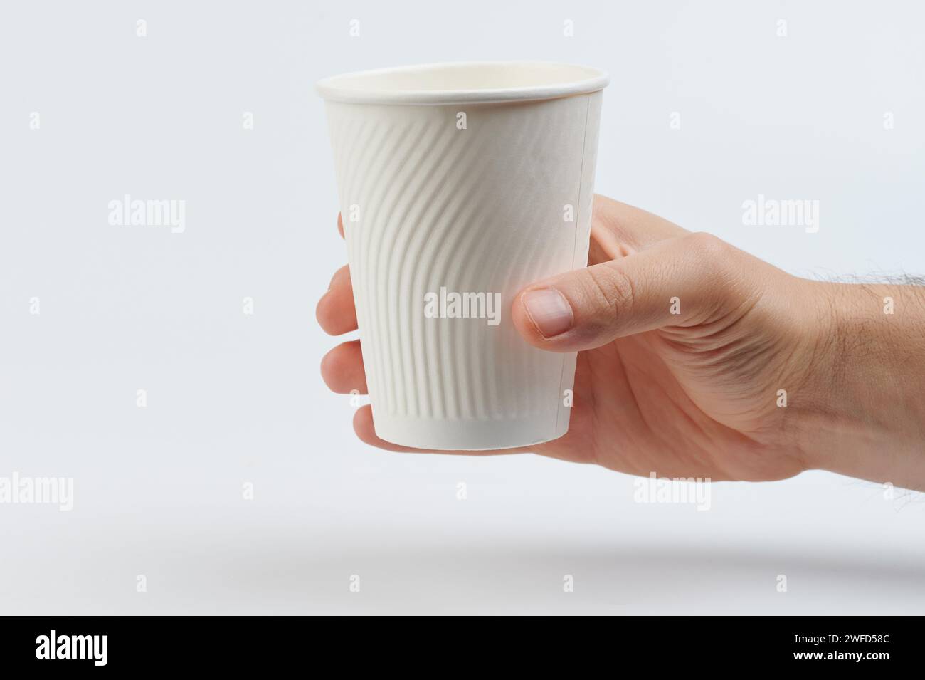 Tazza di carta bianca pulita per bere in vista laterale isolata Foto Stock