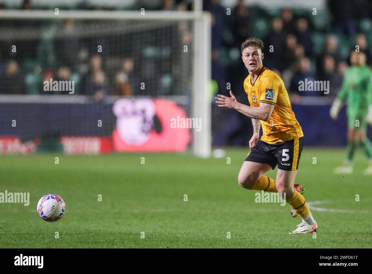 Il difensore della contea di Newport James Clarke (5) in azione durante la partita di Newport County AFC contro Manchester United FC Emirates fa Cup al quarto turno a Rodney Parade, Newport, Galles, Regno Unito il 28 gennaio 2024 Foto Stock