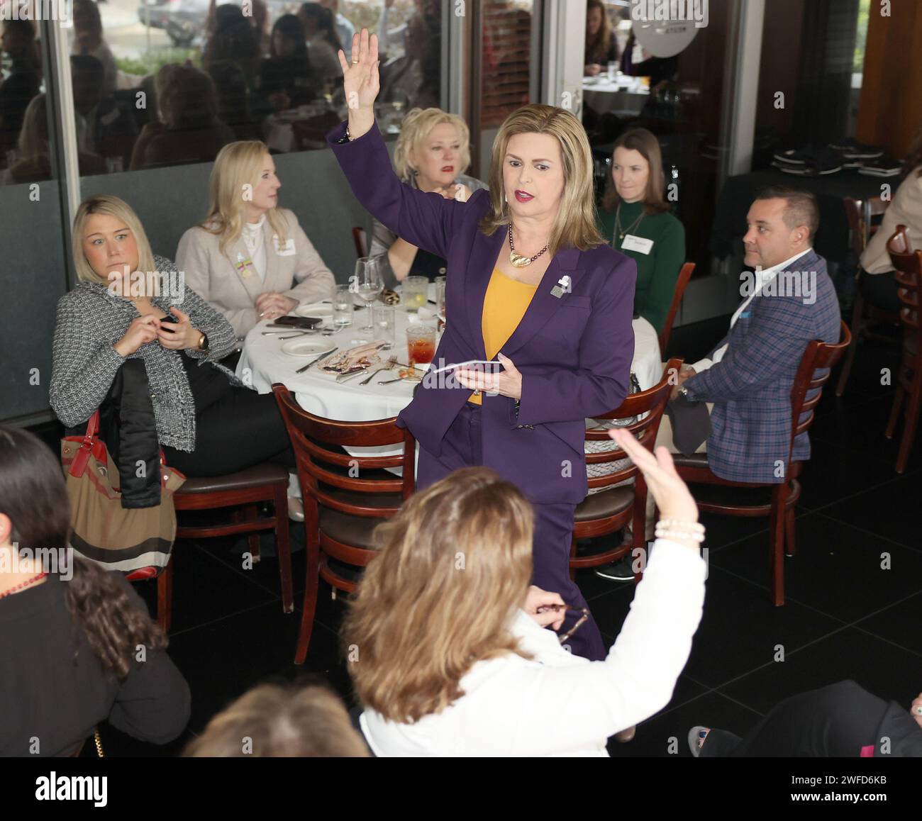 Washington, DC, USA. 25 gennaio 2024. Julie Stokes (fondatrice, presidente/CEO, Ellevate Louisiana) parla durante il pranzo Ellevate Louisiana in concomitanza con le attività "Mardi Gras in D.C." al ristorante Palms di Washington, DC giovedì 25 gennaio 2023. (Foto di Peter G. Forest/Forest Photography, LLC) credito: SIPA USA/Alamy Live News Foto Stock