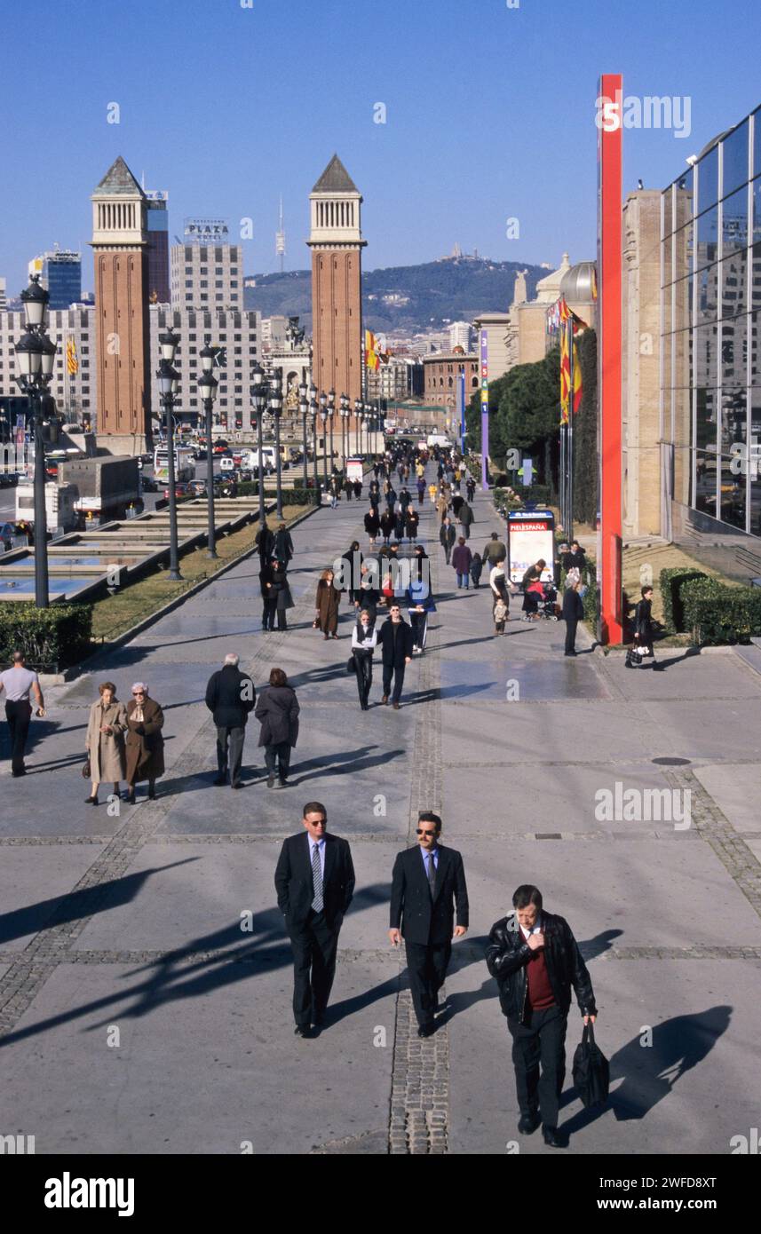 Avenida Reina Maria Cristina con le Torres Venecianes sullo sfondo, Barcellona, Catalogna, Spagna Foto Stock