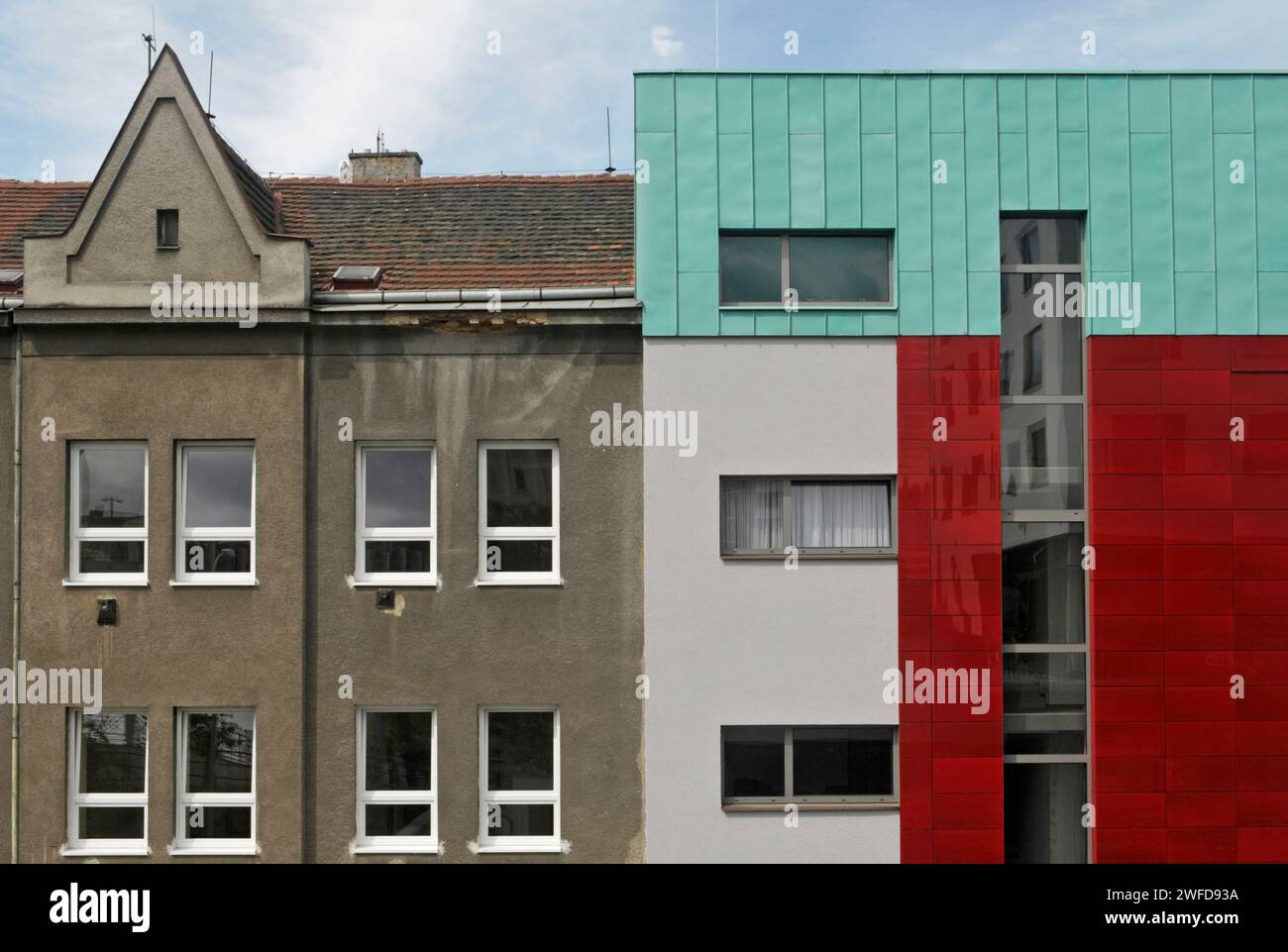 Vecchi e nuovi condomini, Plzen, Repubblica Ceca Foto Stock