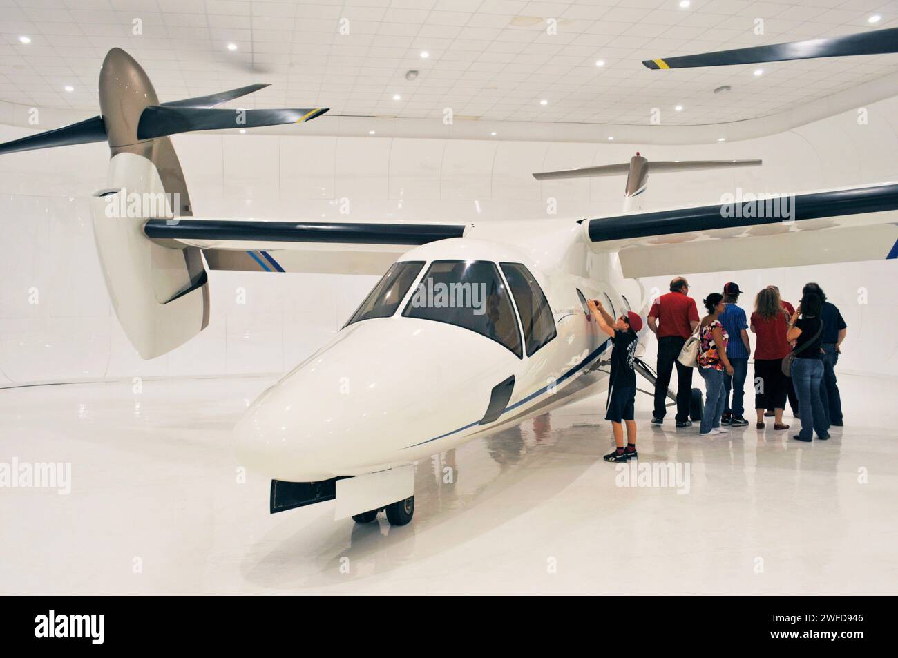 Visitatori e aerei AW 609 tiltrotor, Agusta Westland Leonardo (ex Bell/Agusta BA609, Volandia Park and Flight Museum , Malpensa, somma lo Foto Stock