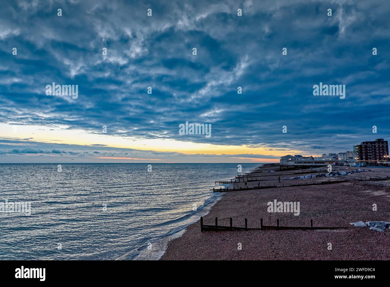 Una spettacolare formazione di nuvole invernali al tramonto sulla spiaggia e all'orizzonte a Worthing West Sussex, Inghilterra, Regno Unito Foto Stock