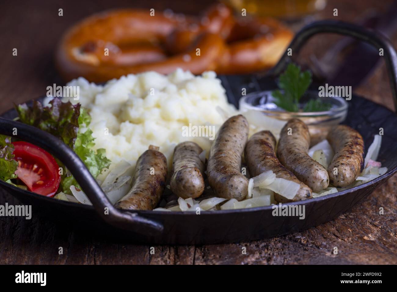 Salsiccia di Norimberga con crauti su legno Foto Stock