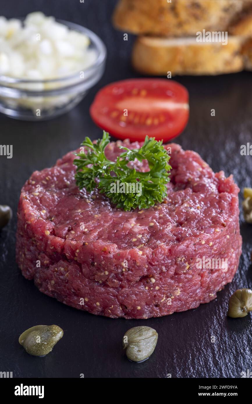 Steak Tartar on Black Slate Foto Stock