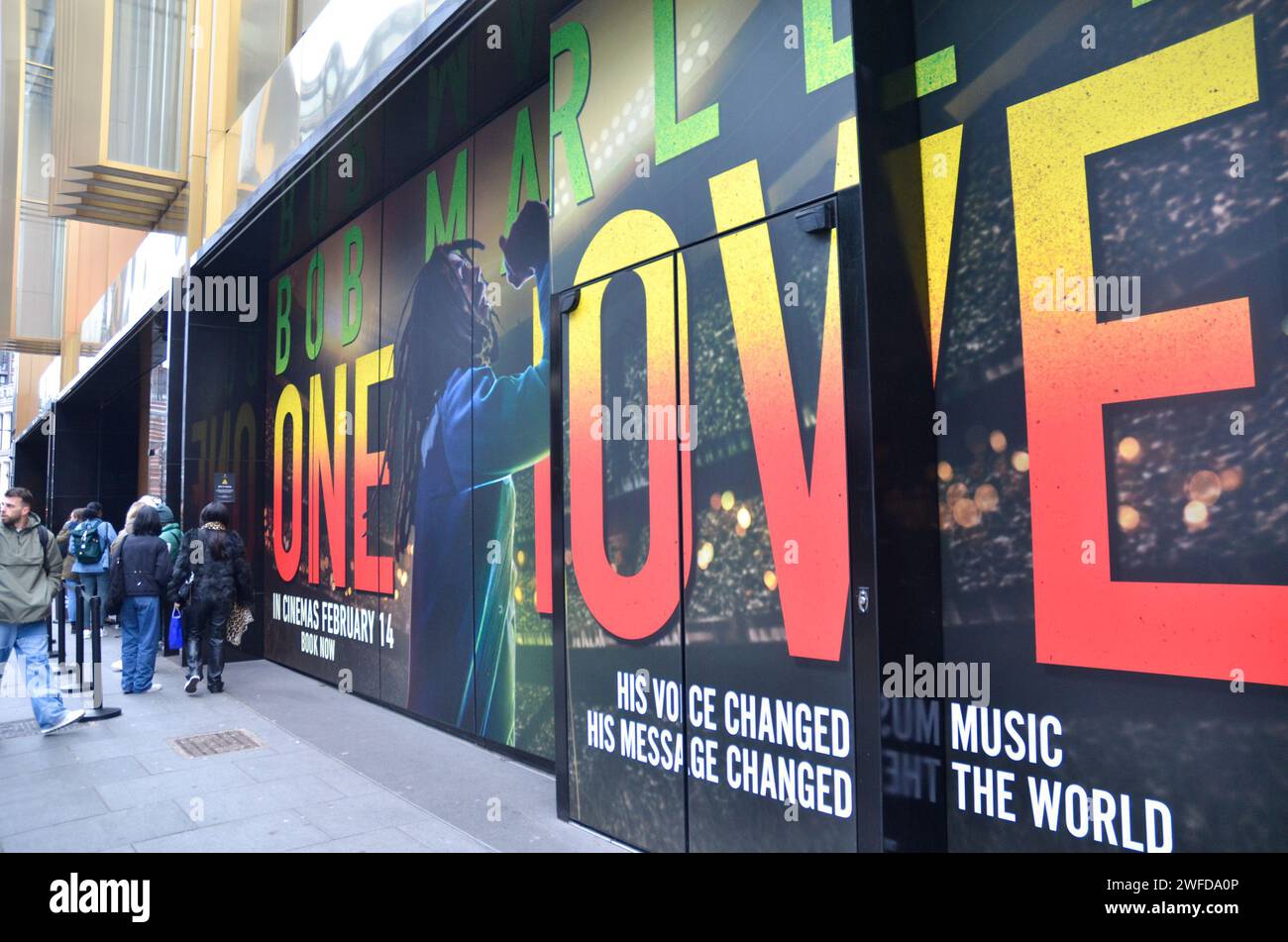 Per celebrare l'uscita teatrale di BOB MARLEY: ONE LOVE, un'esclusiva esperienza Pop Up è stata inaugurata all'Outernet, Charing Cross Road. Dal 29 gennaio al 3 febbraio 2024, BOB MARLEY: One Love Pop Up (at the Outernet) dà ai fan l'accesso a una collezione di merchandise esclusiva che include abbigliamento in edizione limitata insieme al vinile di Bob Marley e persino a Marley Coffee, una celebrazione dell'impatto globale di Bob Marley sulla musica e sulla cultura. Oggi i primi 100 visitatori hanno ricevuto esclusivi pacchetti regalo oltre alla possibilità di vincere i biglietti per la premiere britannica del film. Foto Stock