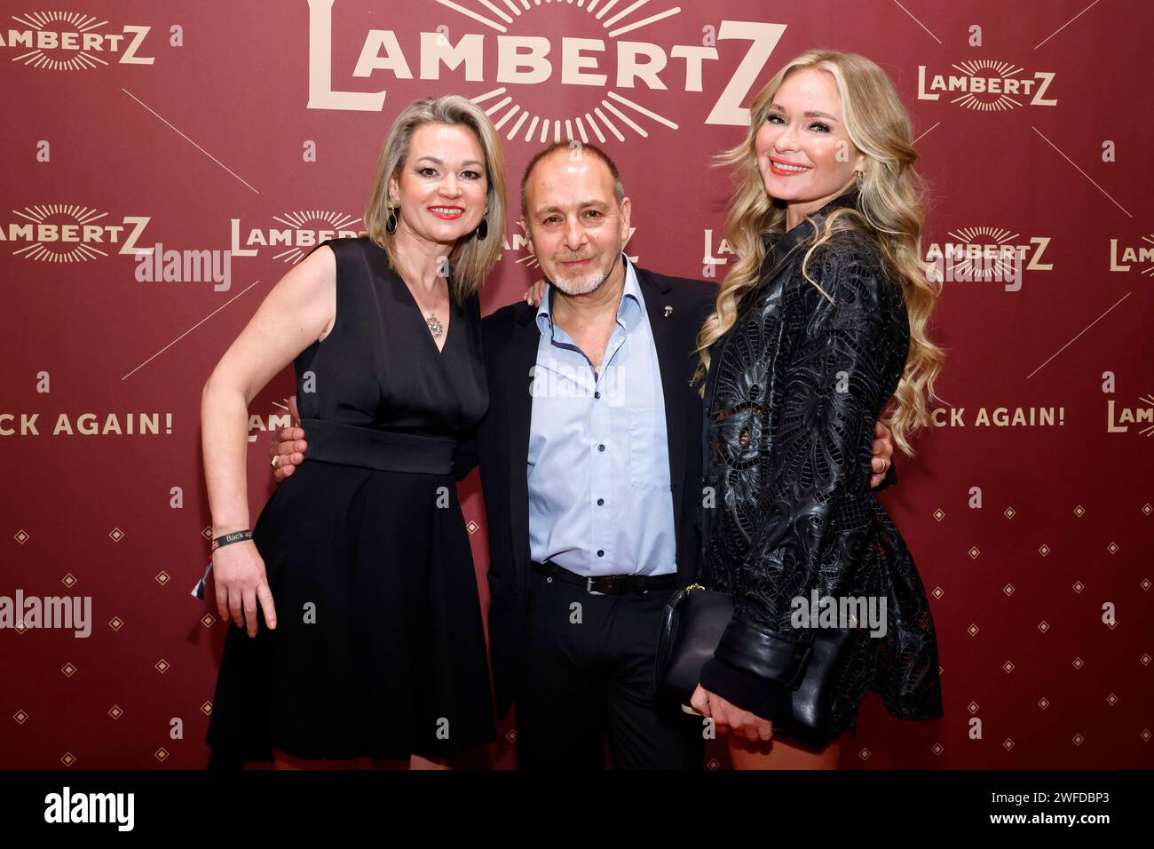 Erdogan Atalay mit Ehefrau Katja Ohneck und Tochter bei der Lambertz Monday Night 2024 im Alten Wartesaal. Köln, 29.01.2024 NRW Deutschland *** Erdogan Atalay con sua moglie Katja Ohneck e sua figlia al Lambertz Monday Night 2024 nell'Alter Wartesaal Colonia, 29 01 2024 NRW Germania Copyright: XChristophxHardtx Foto Stock