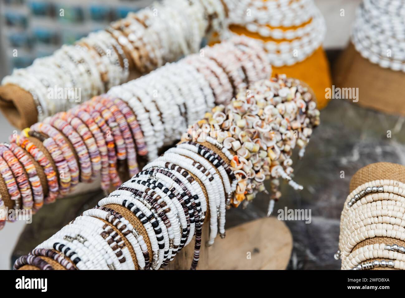 I braccialetti fatti di conchiglie e corallo sono nel negozio di souvenir delle Seychelles Foto Stock