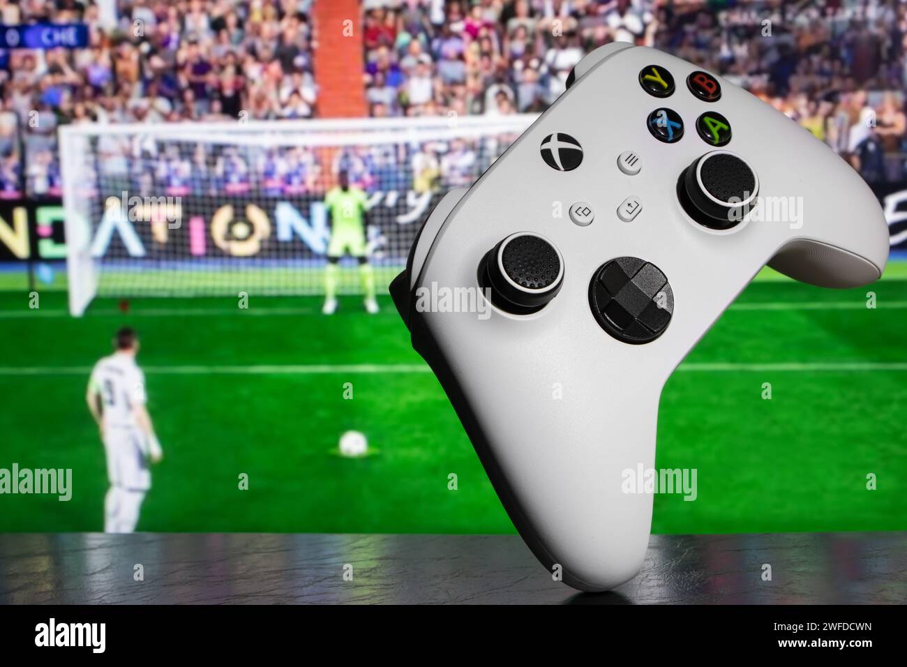 Dnipro, Ucraina, 28 settembre 2023: EA FC 24 con controller xbox sullo schermo TV. Foto Stock