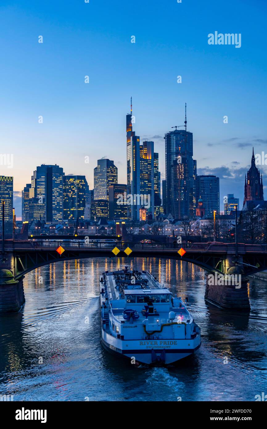 Skyline del centro città di Francoforte sul meno, fiume meno, tramonto, Ponte Ignatz-Bubis, nave da carico, petroliera, Assia, Germania Foto Stock