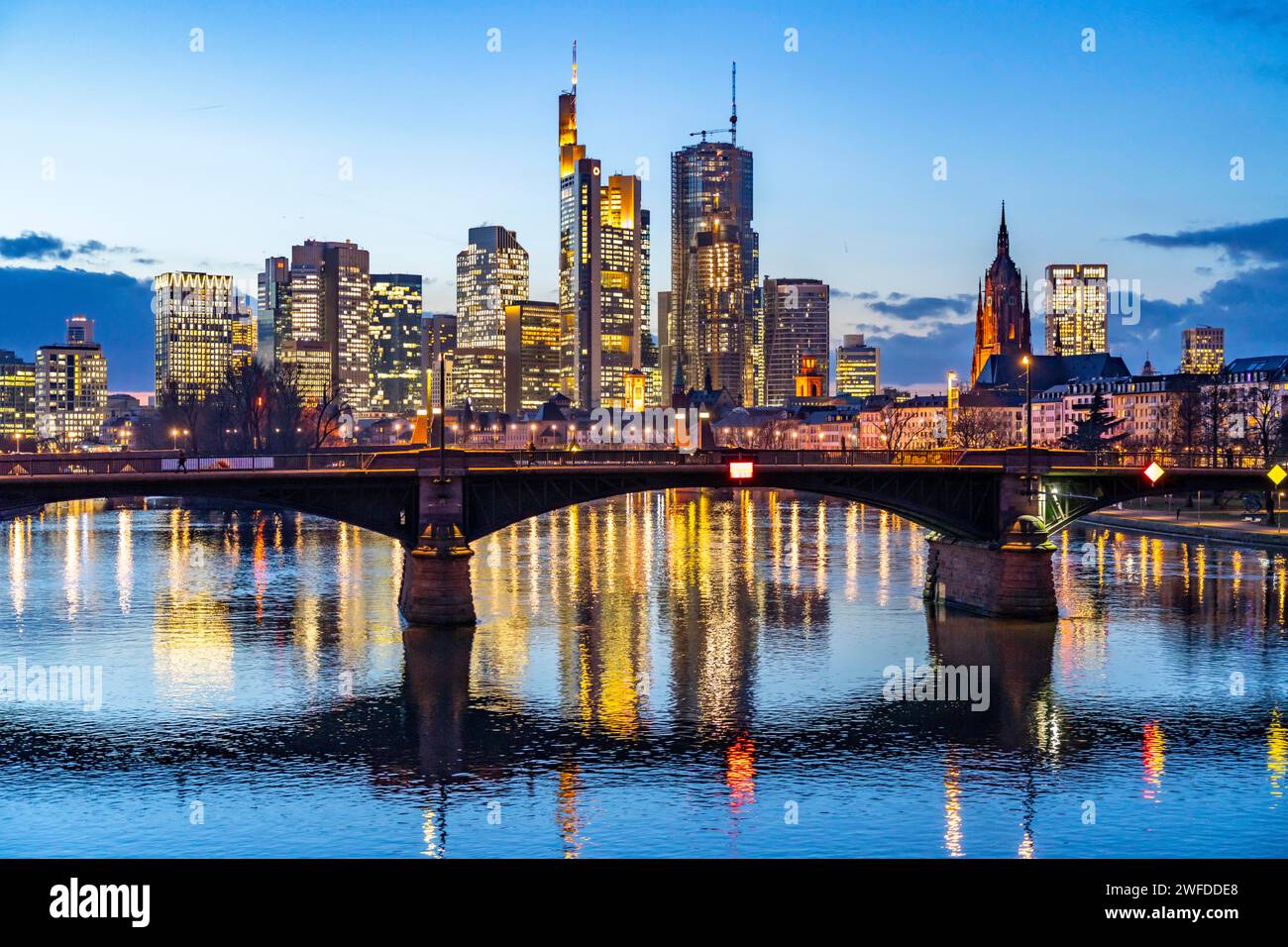 Skyline del centro città di Francoforte sul meno, fiume meno, tramonto, Ignatz-Bubis-Brücke, Assia, Germania Foto Stock