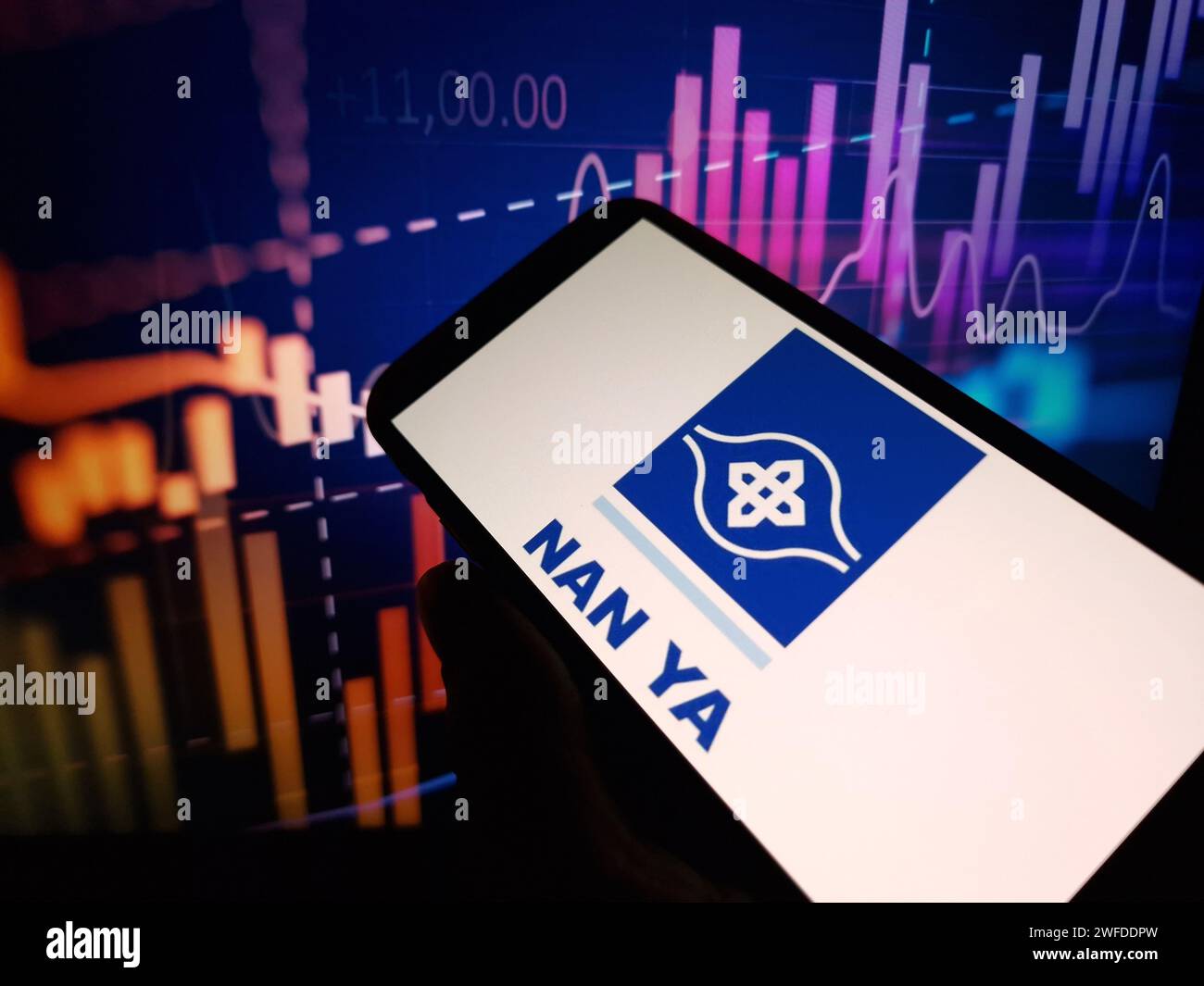 Konskie, Polonia - 27 gennaio 2024: Logo della società Nan Ya Plastics visualizzato sullo schermo del telefono cellulare Foto Stock