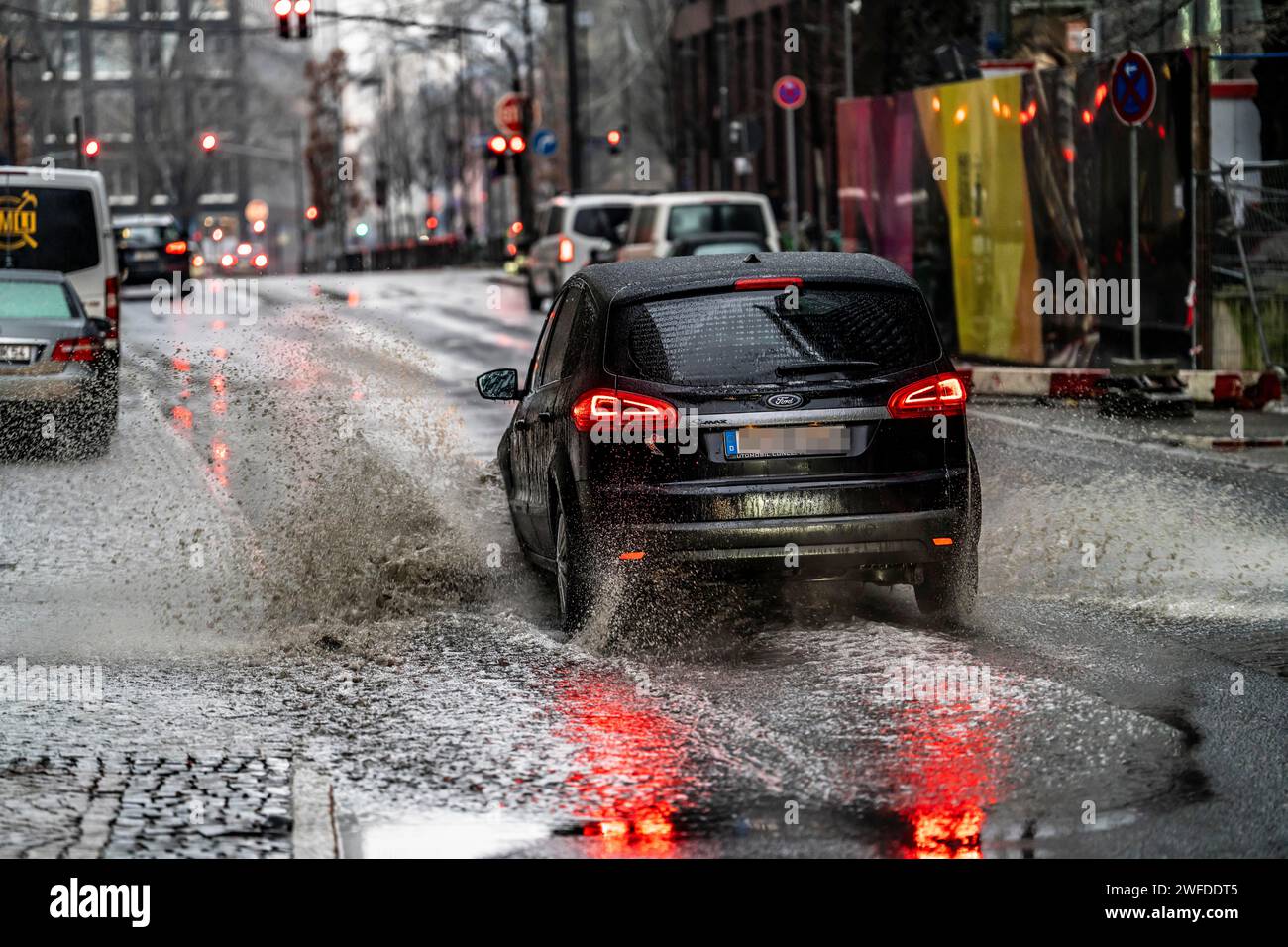 Inverno, pioggia, pioggia ghiacciata, pozzanghera grande, pozzanghera d'acqua, nel centro della città, Große Gallusstraße, veicoli che attraversano, spruzzano acqua Foto Stock