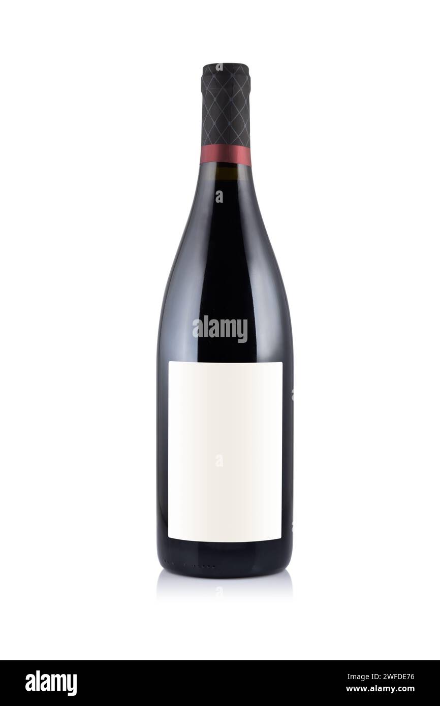 Bottiglia di vino rosso con etichetta vuota su sfondo bianco. Applicate facilmente il vostro progetto personalizzato sull'etichetta. Foto Stock