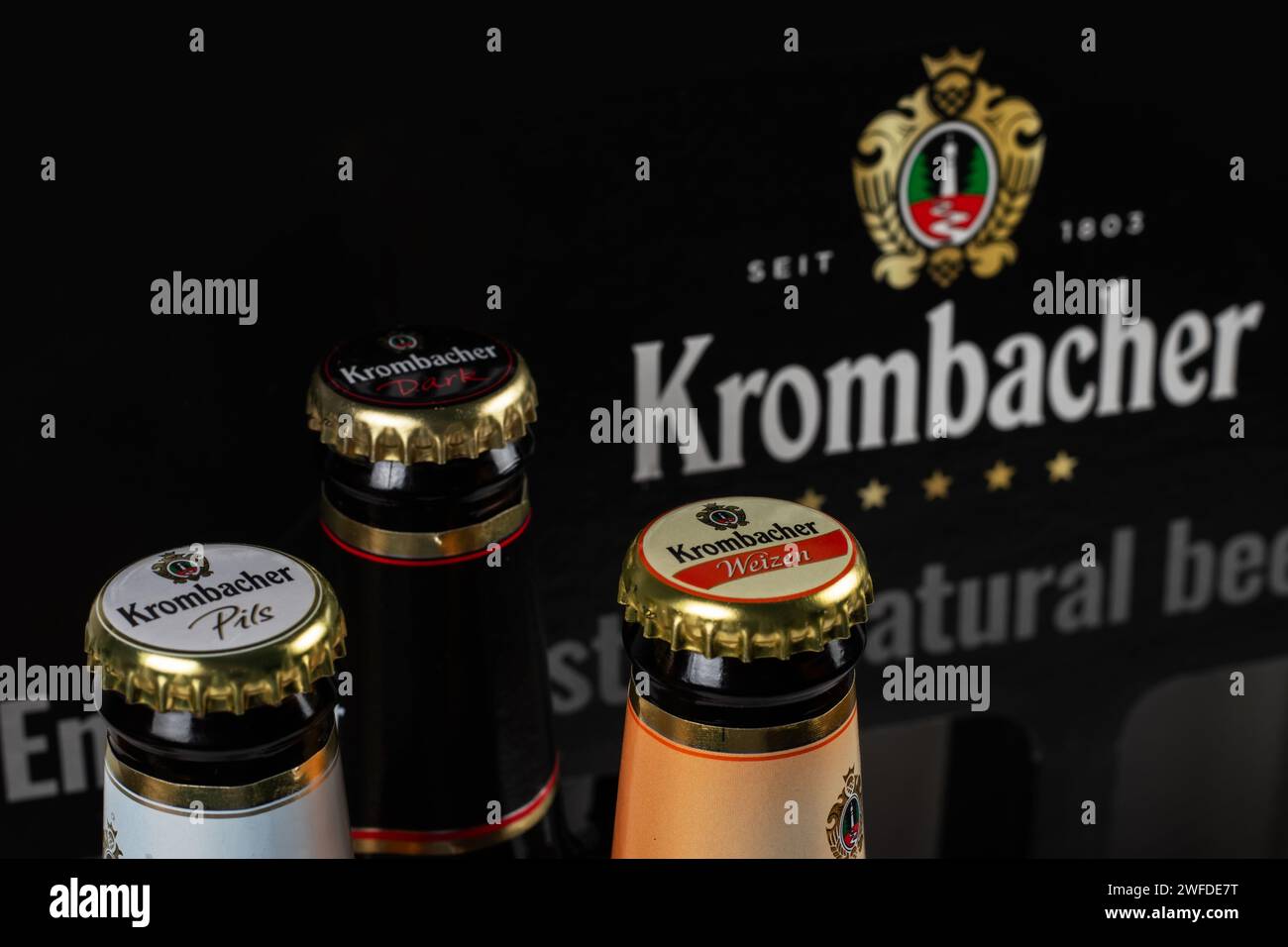 Dnipro, Ucraina, 18 ottobre 2023: Krombacher Weizen Pils Dark beer on logo background. Il birrificio Krombacher è stato fondato nel 1803 in Germania. Foto Stock