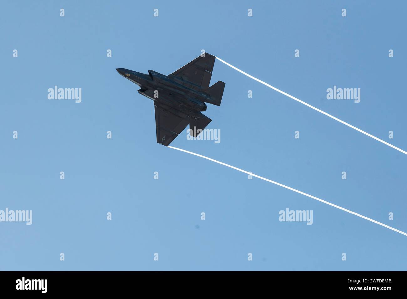 Hickam Air Force base, Stati Uniti. 19 gennaio 2024. Un aereo da caccia stealth F-22 Raptor della United States Air Force con lo Hawaiian Raptors Squadron decolla dall'Hickam Airfield durante l'esercitazione Sentry Aloha 24-01, 23 gennaio 2024 a Oahu, Hawaii. Credito: MSgt. Mysti Bicoy/USA Air Force/Alamy Live News Foto Stock