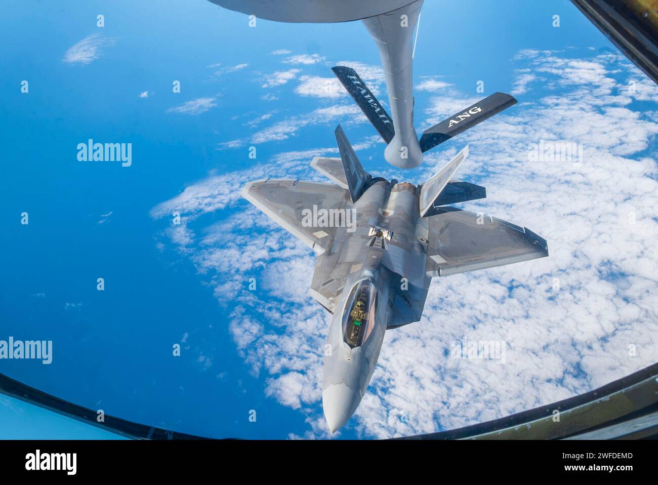 Oceano Pacifico, Stati Uniti. 23 gennaio 2024. Un aereo da caccia stealth F-22 Raptor della United States Air Force con l'Hawaiian Raptors Squadron rifornisce il volo da un KC-135 Stratotanker dell'USAF durante l'esercitazione Sentry Aloha 24-01, 23 gennaio 2024 sopra l'Oceano Pacifico, Hawaii. Credito: MSgt. Mysti Bicoy/USA Air Force/Alamy Live News Foto Stock