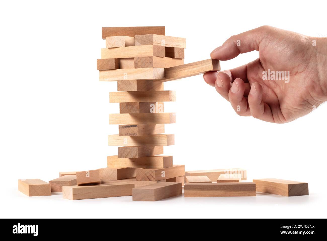 La torre da blocchi di legno e di mano d'uomo prendere un blocco. Foto Stock