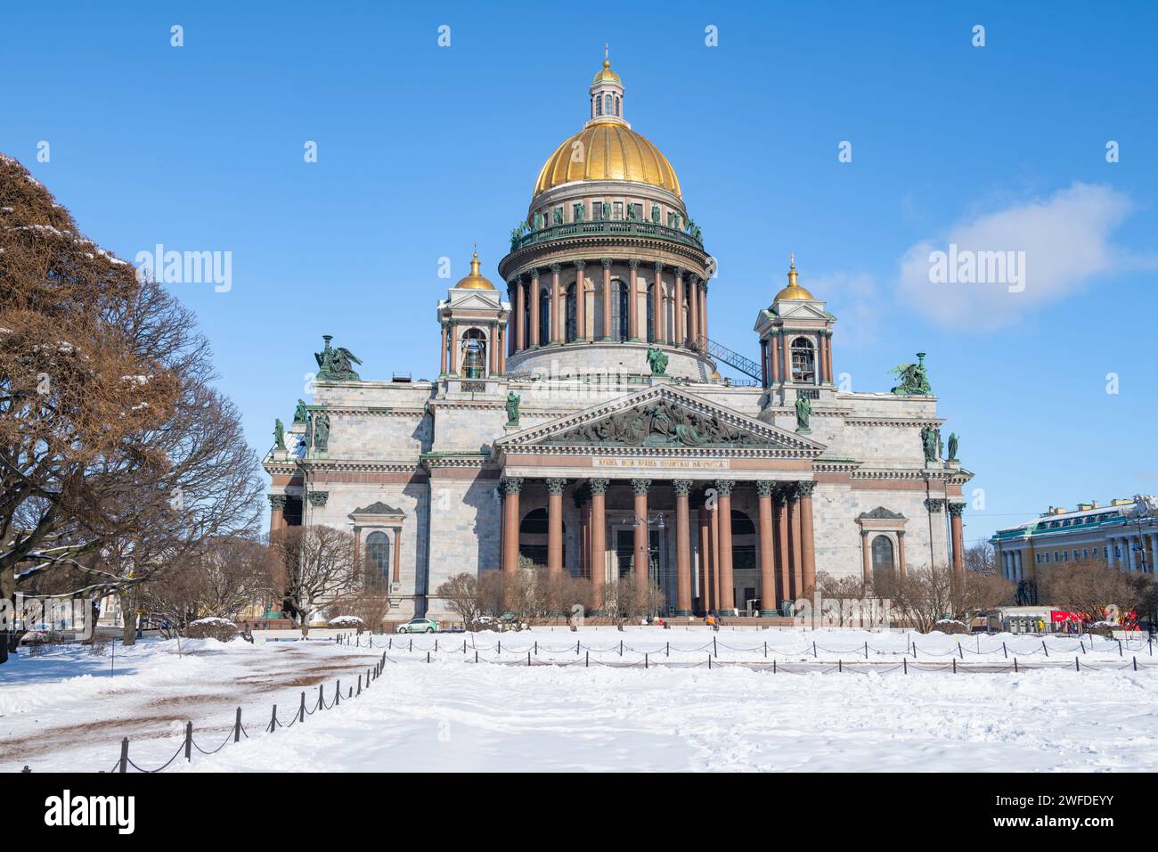 SAN PIETROBURGO, RUSSIA - 2 APRILE 2023: Vista dell'antica St Cattedrale di Isacco in un soleggiato giorno di aprile. Centro storico di St Petersburg Foto Stock
