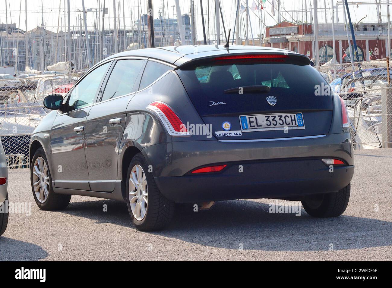 Lancia Delta berlina del gruppo Stellantis che comprende FIAT Lancia Chrysler e altri 12 marchi automobilistici. Lancias ribattezzò Chrysler nel Regno Unito. Foto Stock