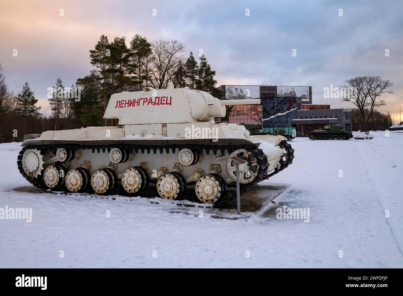 KIROVSK, RUSSIA - 18 DICEMBRE 2023: Carro armato pesante sovietico KV-1 "Leningradets" nella mostra di strada del museo "Breakthrough" in una mattina di dicembre Foto Stock