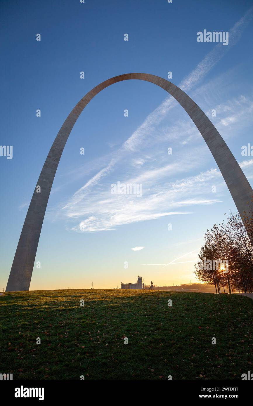 Il Gateway Arch all'alba. Foto Stock