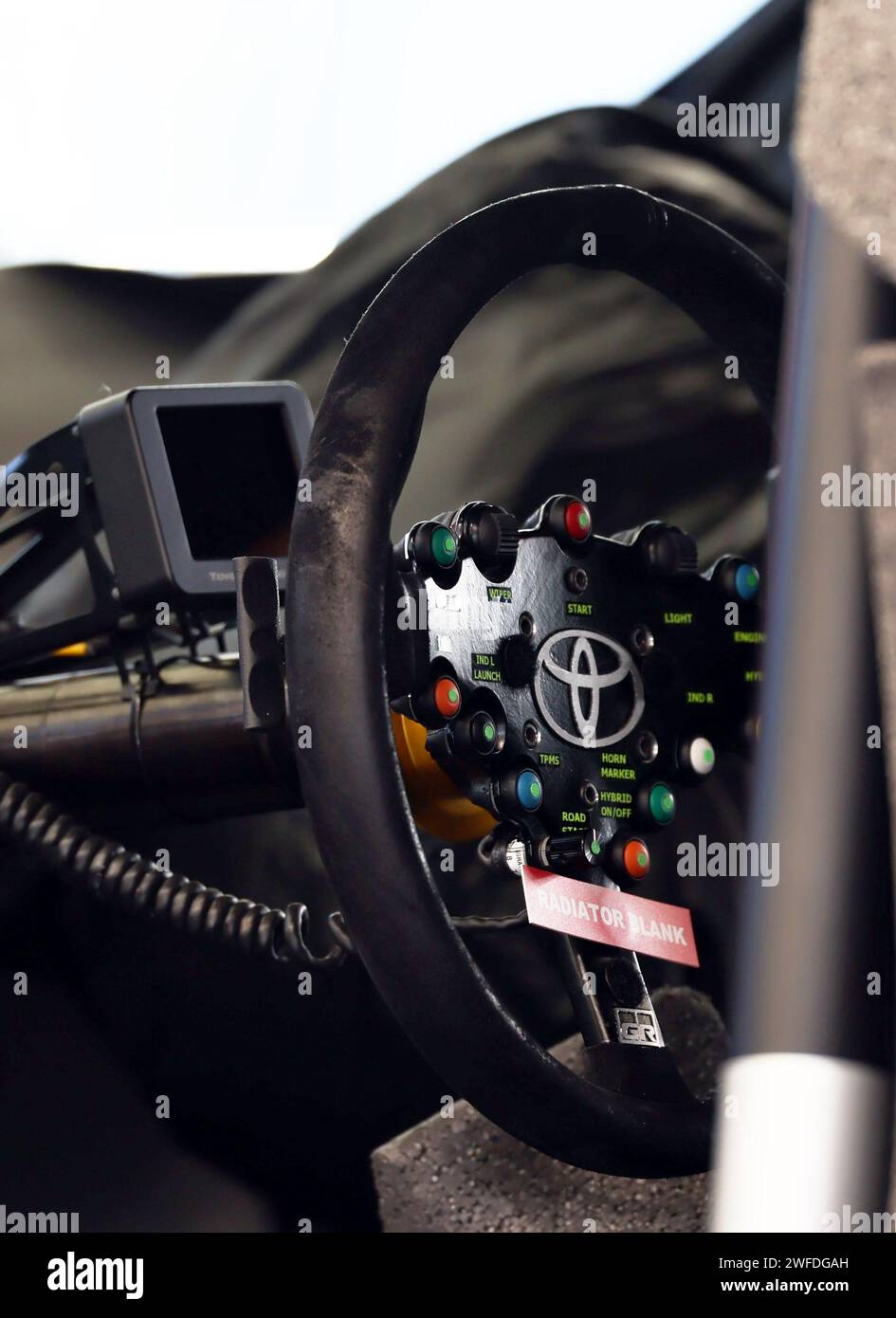 Volante OMP In Alcantara Nero - Semiplanare, 3 Razze, Con Interruttore Clacson - Foto 4