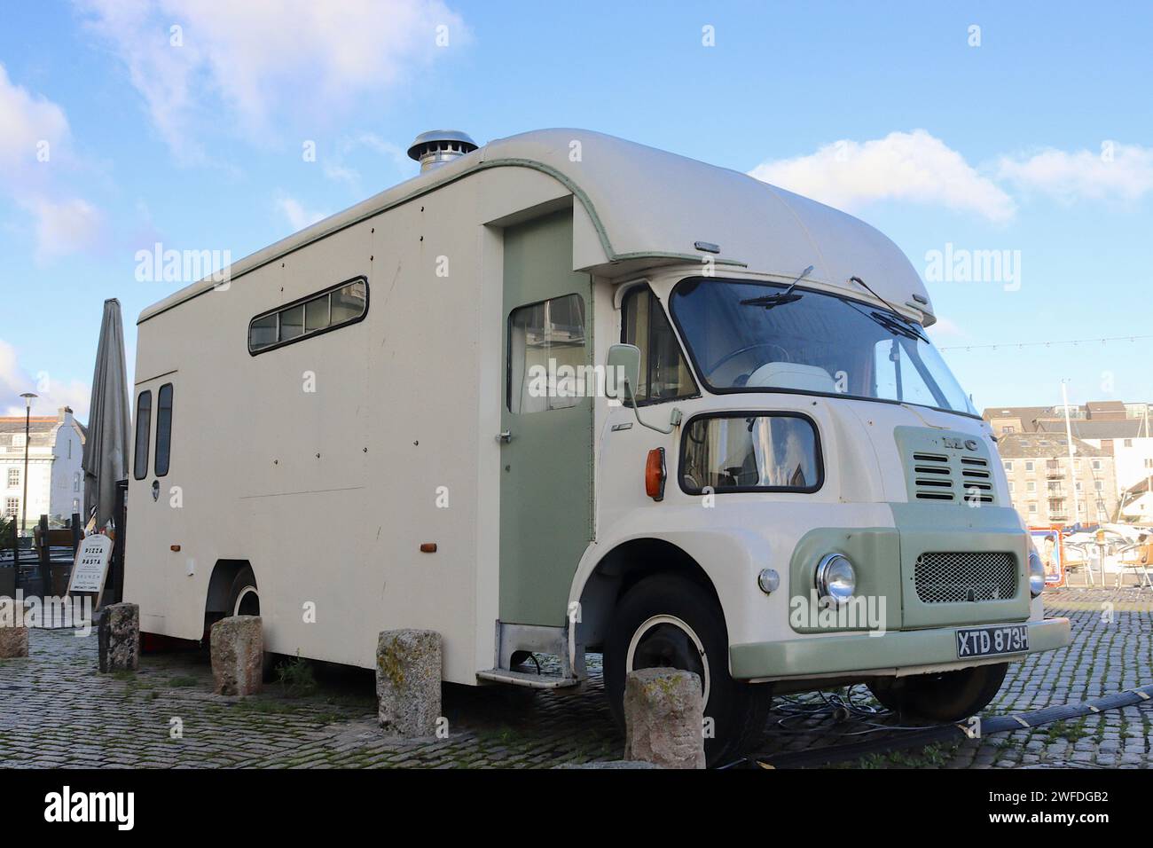 Un camion commerciale BMC FG 550 d'epoca restaurato e ristrutturato ora utilizzato come unità di catering per cucine mobili per eventi all'aperto, Plymouth dicembre 2023. Foto Stock