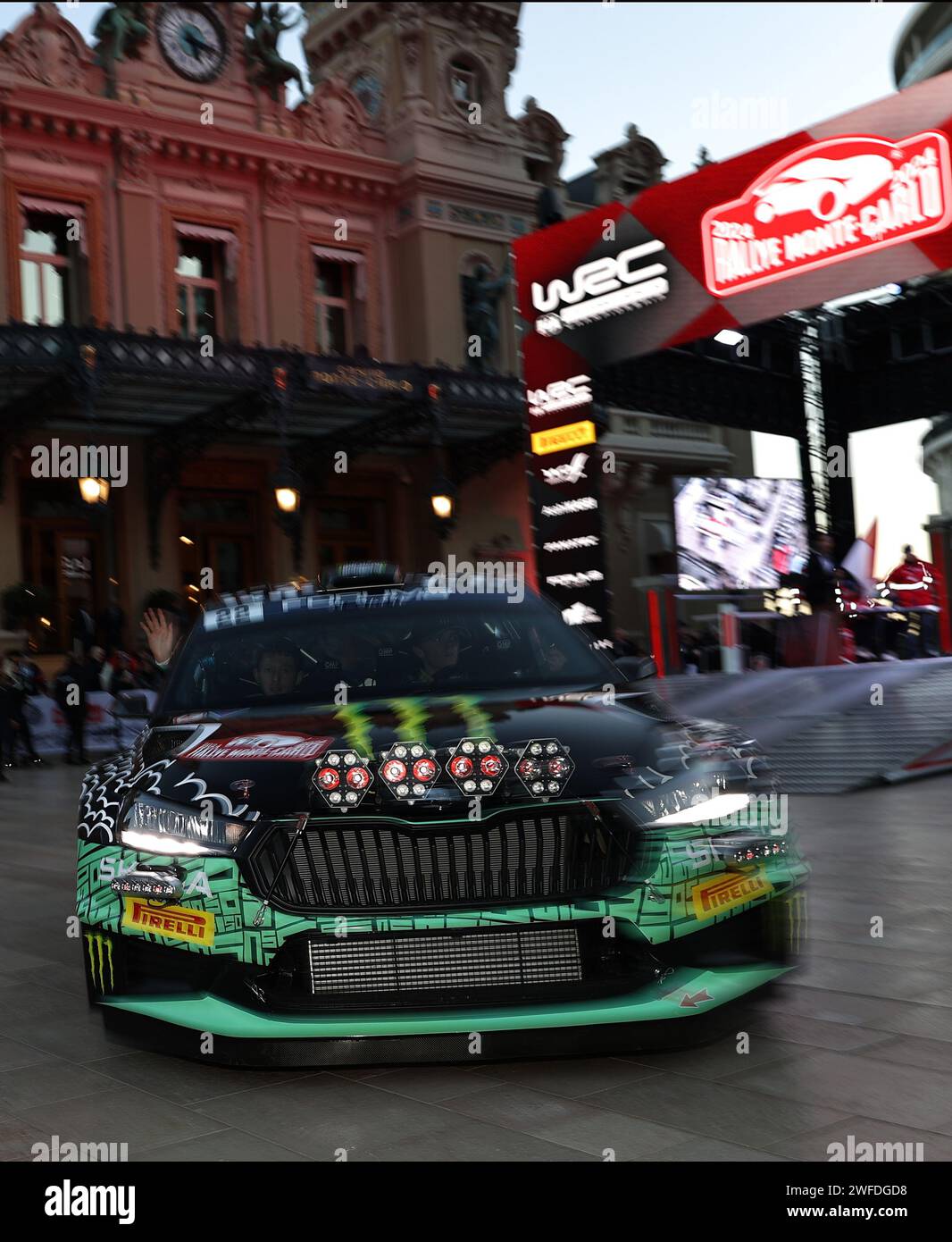 Monaco, Monaco. 26 gennaio 2024. MONACO, MONTE-CARLO - 25. Gennaio 2024: #22 Oliver SOLBERG della Svezia e Elliott EDMONDSON di GBR e SKODA Fabia RS durante il WRC RALLY, FIA World Rally Championship - Rallye Monte Carlo 2024, Start in Monaco, (foto e copyright @ Jun QIAN/ATP Images (QIAN Jun/ATP/SPP) credito: SPP Sport Press Photo. /Alamy Live News Foto Stock